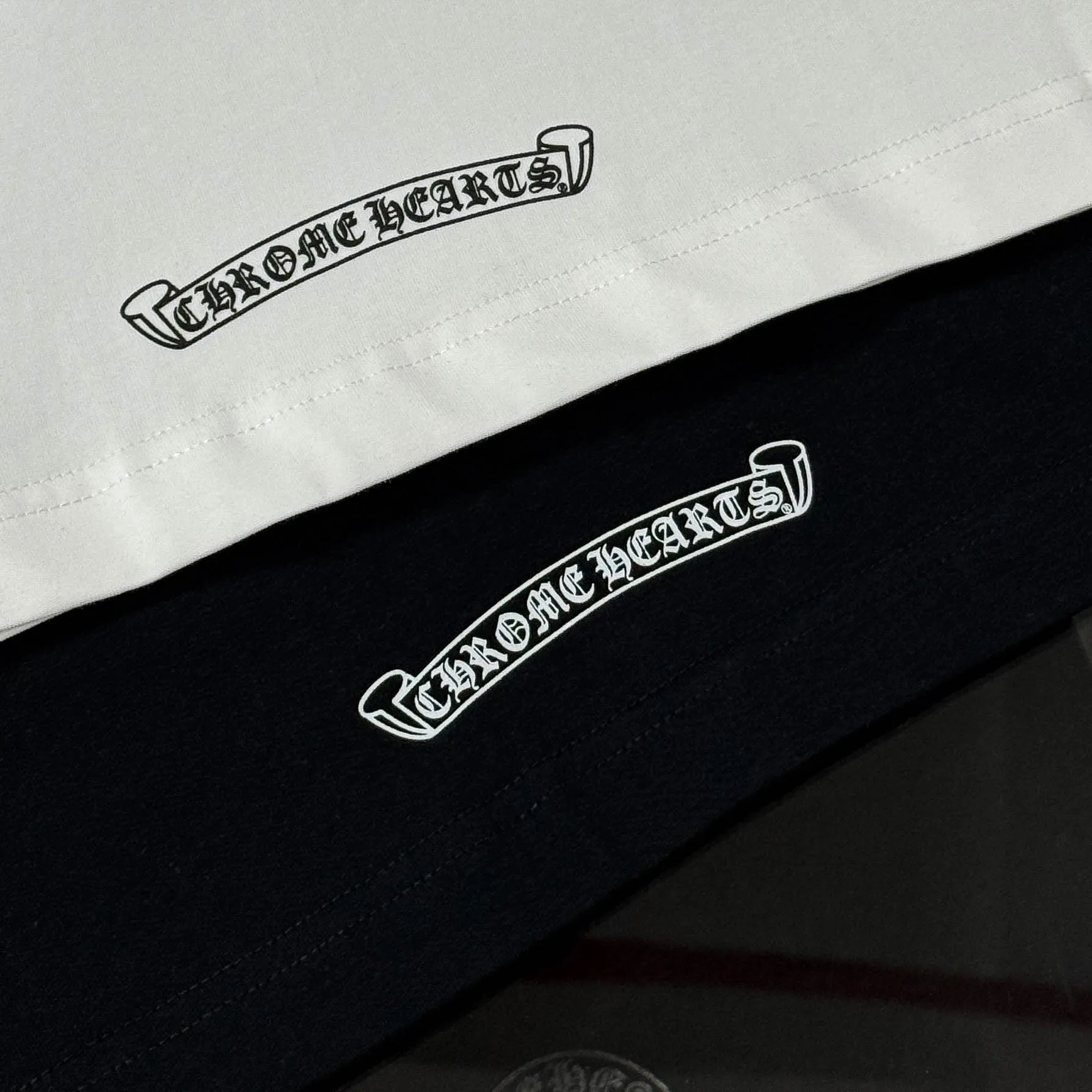 P170 Chrome Hearts Chrome Hearts 25 high-end versions. The fabric is made of 300 grams of high-density pure cotton. It does not deform or shrink. It has three labels. It is the same style for men and women. Technology: Digital printing. Color: White. Black. SIZE: S-XL.